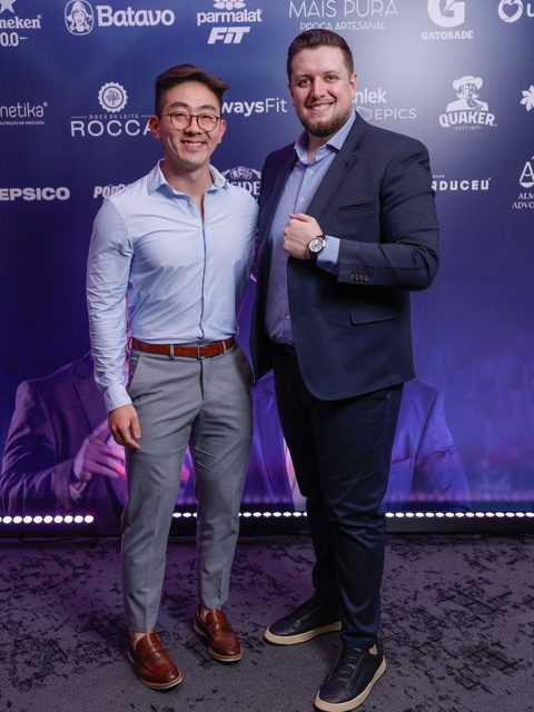 Nutricionista Kenji ao lado de Rafael Almeida